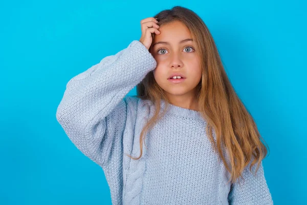 Chica Niña Morena Avergonzada Con Suéter Punto Azul Sobre Fondo —  Fotos de Stock