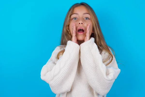 Brunette Enfant Fille Portant Blanc Tricoté Pull Sur Fond Bleu — Photo