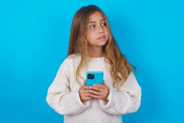 Bruna Ragazza Che Indossa Maglione Bianco Maglia Sfondo Blu Tenere — Foto Stock