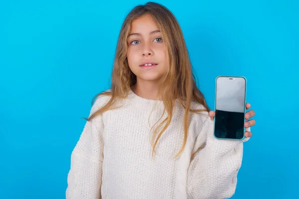 Ragazzina Sorridente Bruna Che Indossa Maglione Bianco Maglia Sfondo Blu — Foto Stock