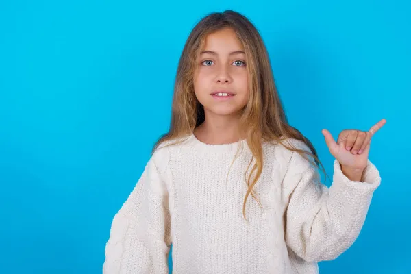 Brunette Enfant Fille Portant Blanc Tricoté Pull Sur Fond Bleu — Photo