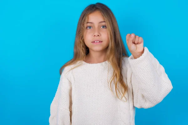 Brunette Enfant Fille Portant Chandail Tricoté Blanc Sur Fond Bleu — Photo