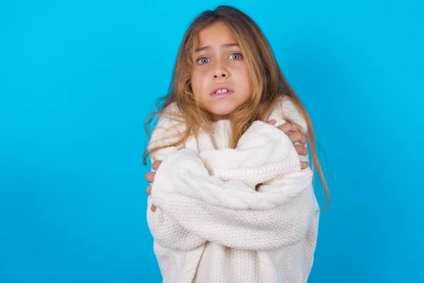 Niña Morena Desesperada Usando Suéter Punto Blanco Sobre Fondo Azul —  Fotos de Stock