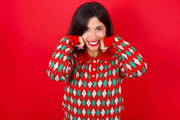 Ευτυχισμένη Μελαχρινή Καυκάσιος Κορίτσι Φορώντας Πλεκτό Πουλόβερ Χριστούγεννα Πάνω Από — Φωτογραφία Αρχείου