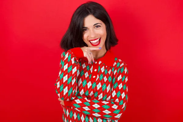 Brünettes Kaukasisches Mädchen Strickpullover Weihnachten Über Rotem Hintergrund Lacht Glücklich — Stockfoto