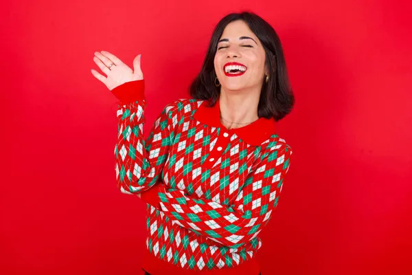 Überglückliches Erfolgreiches Brünettes Kaukasisches Mädchen Strickpullover Weihnachten Vor Rotem Hintergrund — Stockfoto