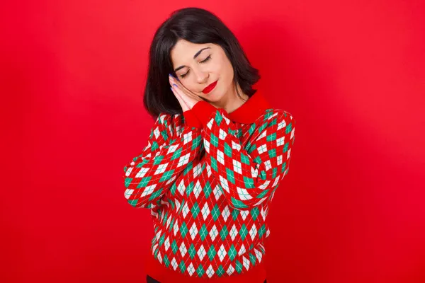Morena Chica Caucásica Usando Suéter Punto Navidad Sobre Fondo Rojo —  Fotos de Stock