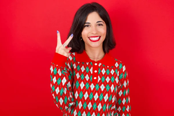 Esmer Beyaz Kız Kırmızı Arka Planda Örülü Süveter Giyiyor Gülümsüyor — Stok fotoğraf