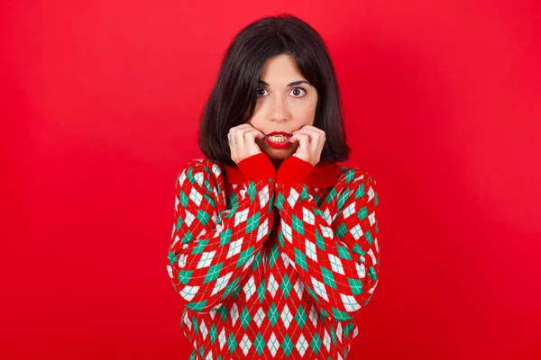 Sprachloses Brünettes Kaukasisches Mädchen Strickpullover Weihnachten Über Rotem Hintergrund Hält — Stockfoto