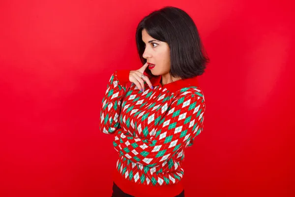Sorprendida Chica Morena Caucásica Usando Suéter Punto Navidad Sobre Fondo —  Fotos de Stock