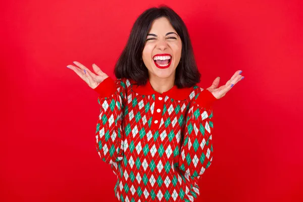Verrückt Empörte Brünette Kaukasische Mädchen Strickpullover Weihnachten Über Rotem Hintergrund — Stockfoto
