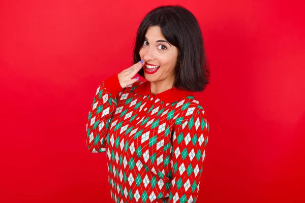 Brünettes Kaukasisches Mädchen Strickpullover Weihnachten Über Rotem Hintergrund Bedeckt Mund — Stockfoto