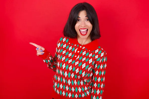 Morena Chica Caucásica Con Suéter Punto Navidad Sobre Puntos Fondo —  Fotos de Stock