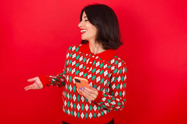 Glücklich Erfreut Brünette Kaukasische Mädchen Strickpullover Weihnachten Über Rotem Hintergrund — Stockfoto