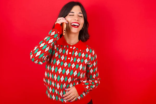 Divertido Morena Caucásica Chica Usando Punto Suéter Navidad Sobre Fondo —  Fotos de Stock
