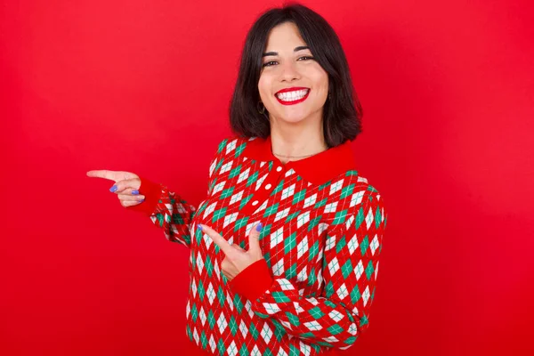 Optimistisches Brünettes Kaukasisches Mädchen Mit Strickpullover Über Rotem Hintergrund Mit — Stockfoto