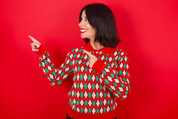 Bruna Caucasico Ragazza Indossa Maglia Maglione Natale Sfondo Rosso Sorriso — Foto Stock