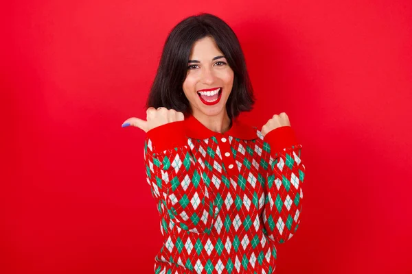 Hurra Cool Brünette Kaukasische Mädchen Mit Strickpullover Weihnachten Über Rotem — Stockfoto