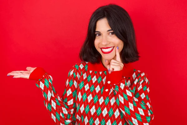 Positivo Bruna Caucasico Ragazza Indossa Maglia Maglione Natale Sfondo Rosso — Foto Stock