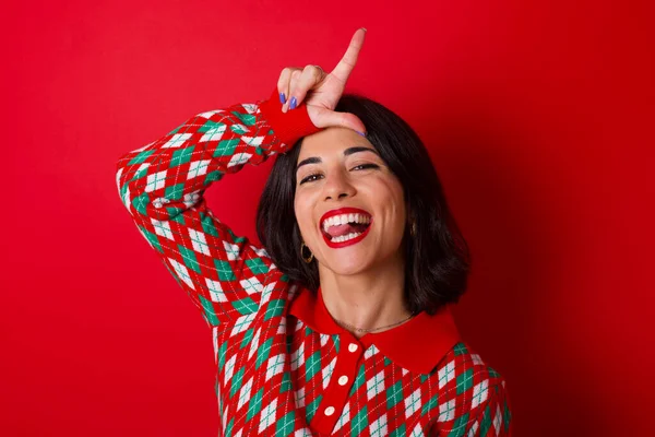 Смешная Брюнетка Белая Девушка Трикотажном Свитере Рождество Красном Фоне Заставляет — стоковое фото