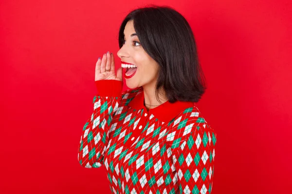 Brünettes Kaukasisches Mädchen Strickpullover Weihnachten Über Rotem Hintergrund Sehen Leeren — Stockfoto