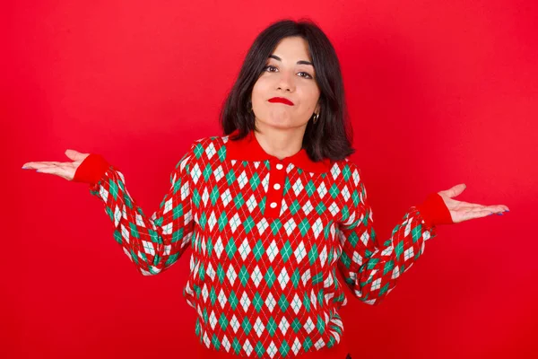 Sorglos Attraktive Brünette Kaukasische Mädchen Tragen Strickpullover Weihnachten Über Rotem — Stockfoto