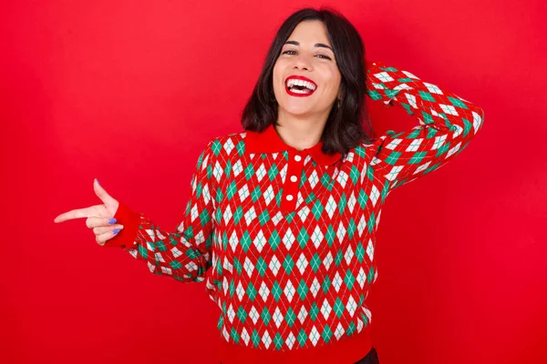 Überrascht Brünettes Kaukasisches Mädchen Strickpullover Weihnachten Über Rotem Hintergrund Zeigt — Stockfoto