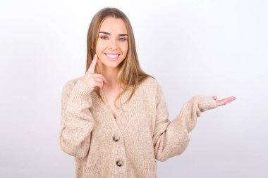 Gülümseyen genç bir kadın kopya alanı ile el ele tutuşuyor.