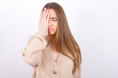 El ele tutuşan yorgun genç bir kadın.