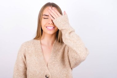 Gülümseyen genç kadın el ele tutuşuyor.