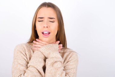 Bağıran genç kadın boğucu hareketler yapıyor.