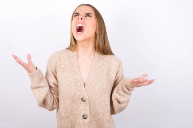 Saldırgan ifade ve kollarla bağırma modeli.