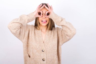 Model dürbün gibi hareket ediyor ve dili dışarı çıkarıyor.