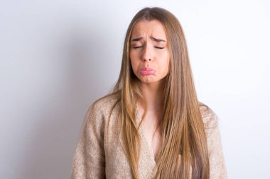 Genç, çocuksu üzgün yüz ifadesi