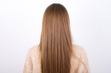 Uzun saçlı Genç kadının arka görünümü