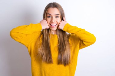 Mutlu yüzü ve elleri olan genç bir kadın.