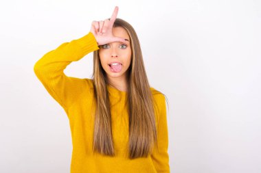 Genç bir kadın kafasında zavallı bir jest yapıyor.