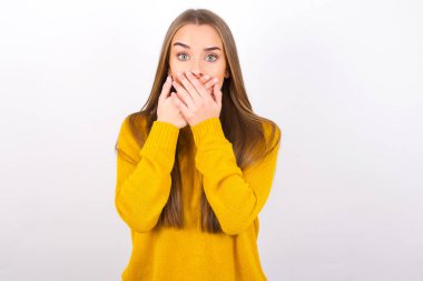 Korkmuş genç bir kadın. Gözleri açık, elleri ağızları açık.