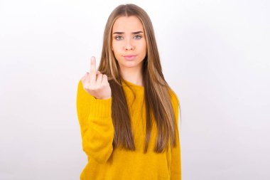 Genç bir kadın kameraya müstehcen hareketler yapıyor.