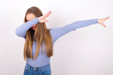 Diskoda poz veren genç bir kadın.