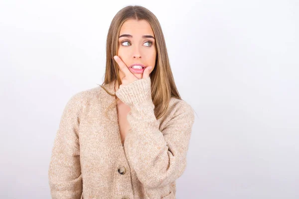Mujer Joven Con Expresión Facial Pensativa Tocando Barbilla —  Fotos de Stock