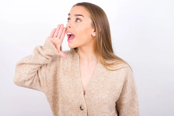 Joven Posando Voz Alta Hablando Con Mano — Foto de Stock