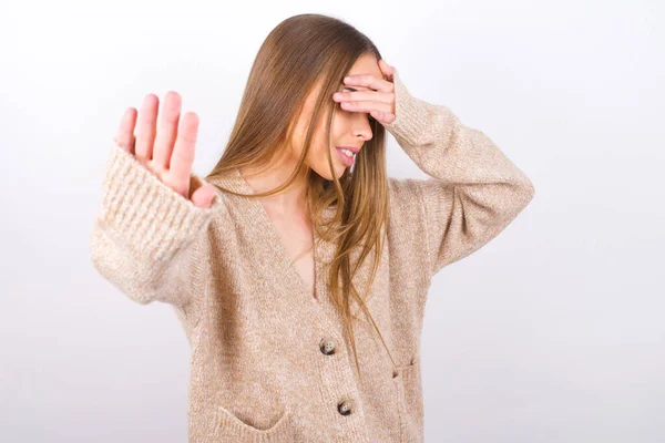 Jonge Vrouw Bedekken Ogen Met Hand Gebaren Stop — Stockfoto