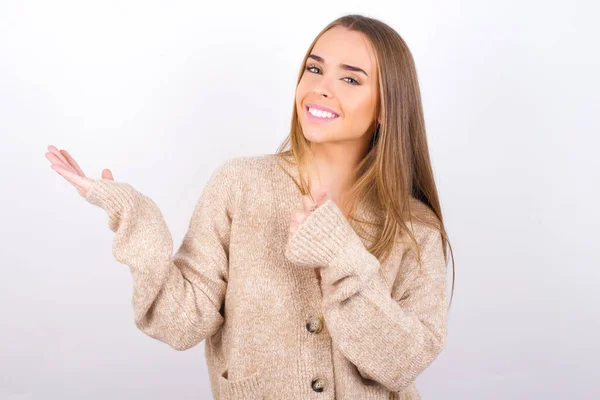 Mujer Joven Sonriendo Mostrando Espacio Vacío Con Mano —  Fotos de Stock