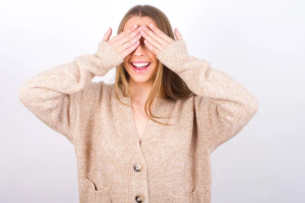 Sonriente Joven Mujer Cerrando Los Ojos Con Las Manos — Foto de Stock