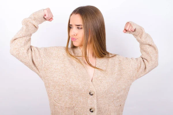 Young Woman Posing Showing Powerful Arms — Stock Photo, Image