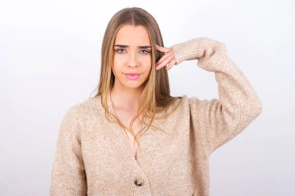 Mujer Tratando Recordar Algo Posando Con Los Dedos Por Cabeza —  Fotos de Stock