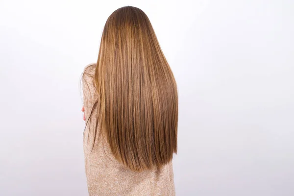 Задний Вид Женщины Длинными Волосами Обнимающей Себя — стоковое фото