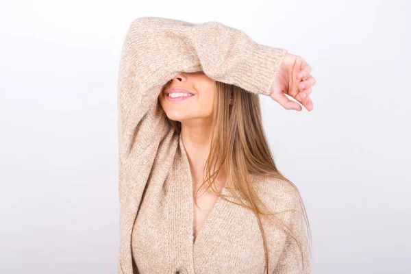 Modelo Cubriendo Los Ojos Con Brazo Sonriendo —  Fotos de Stock