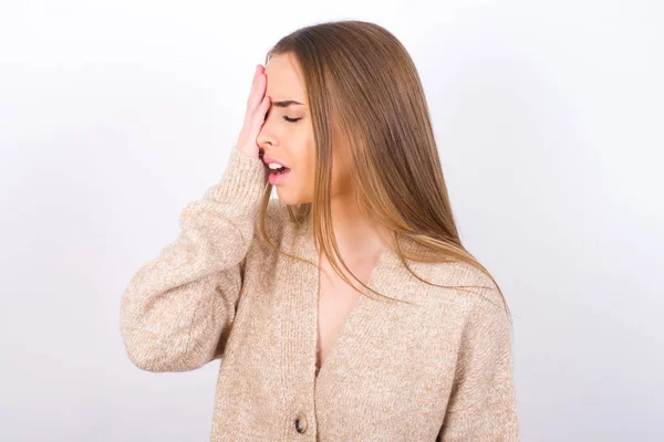 Mujer Cansada Cubriendo Media Cara Ojo Boca Con Mano —  Fotos de Stock